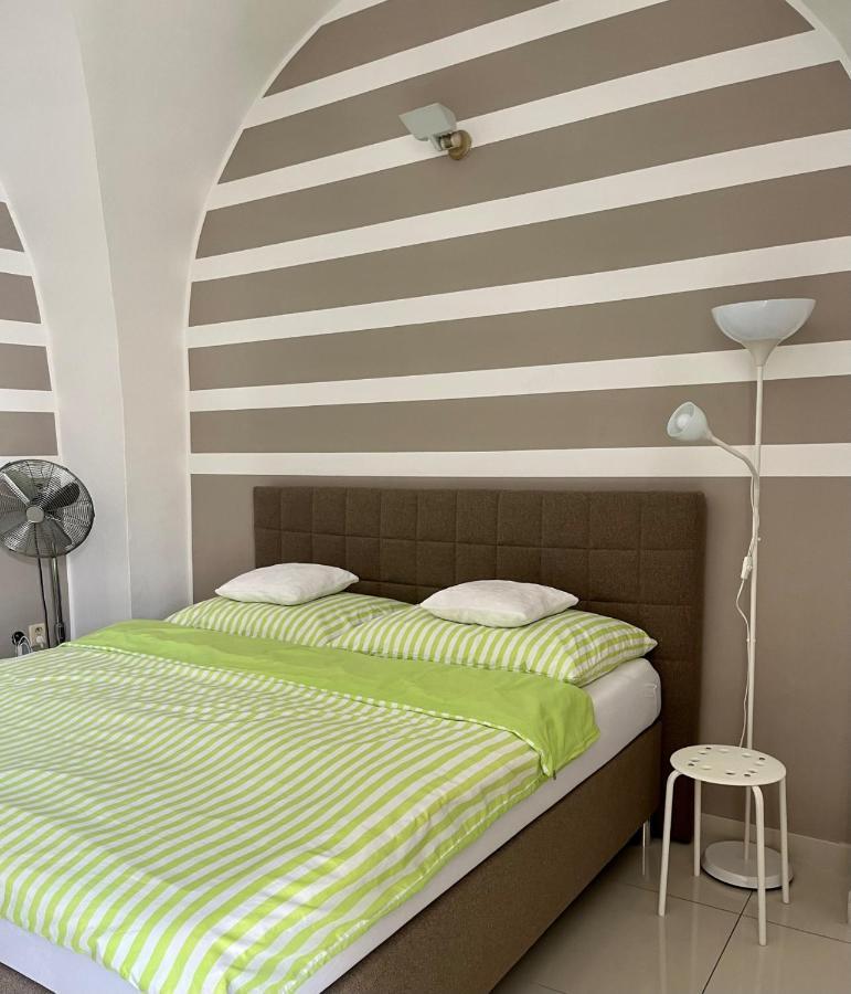 Palác Daun - Studio Apartments Znojmo Esterno foto