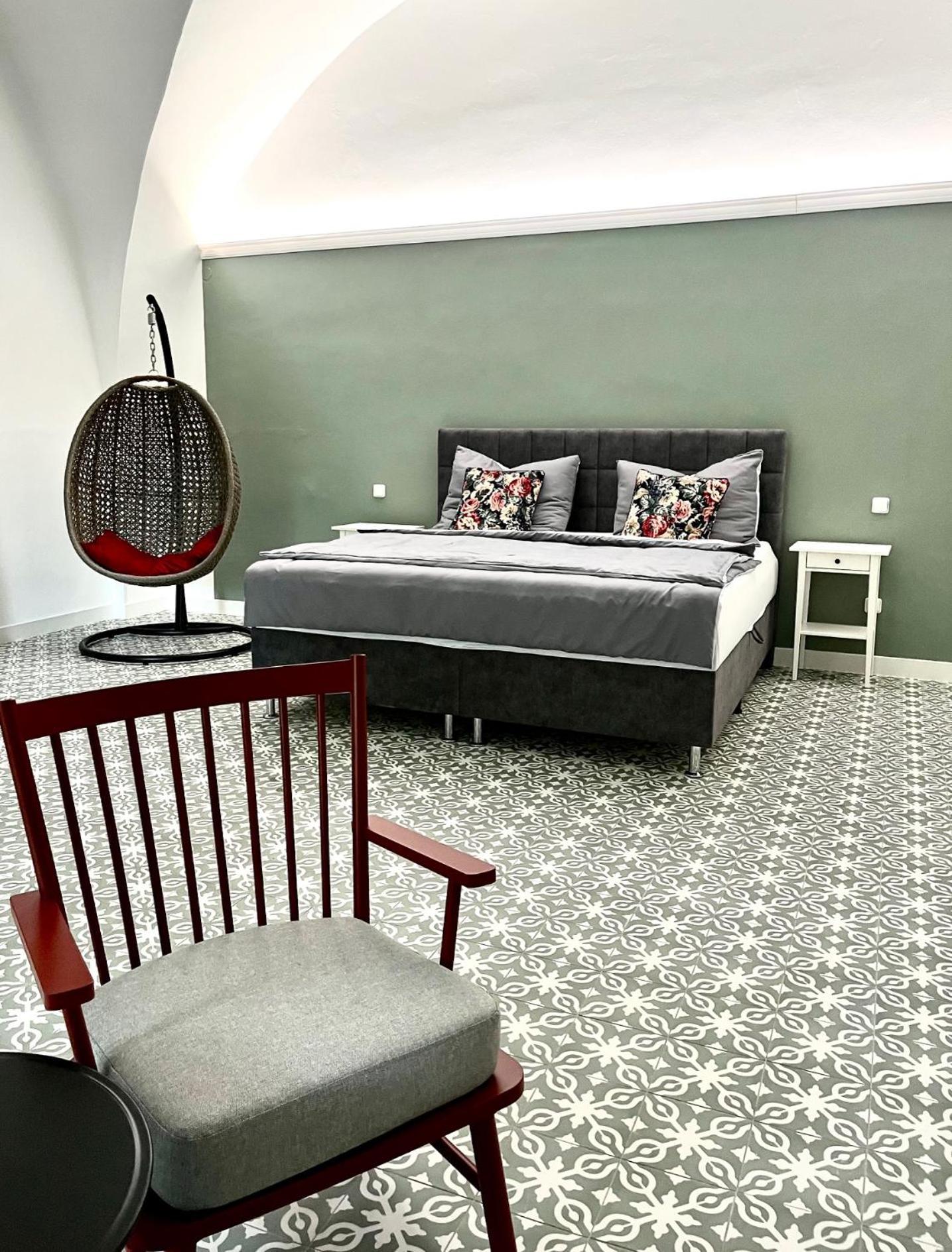 Palác Daun - Studio Apartments Znojmo Esterno foto