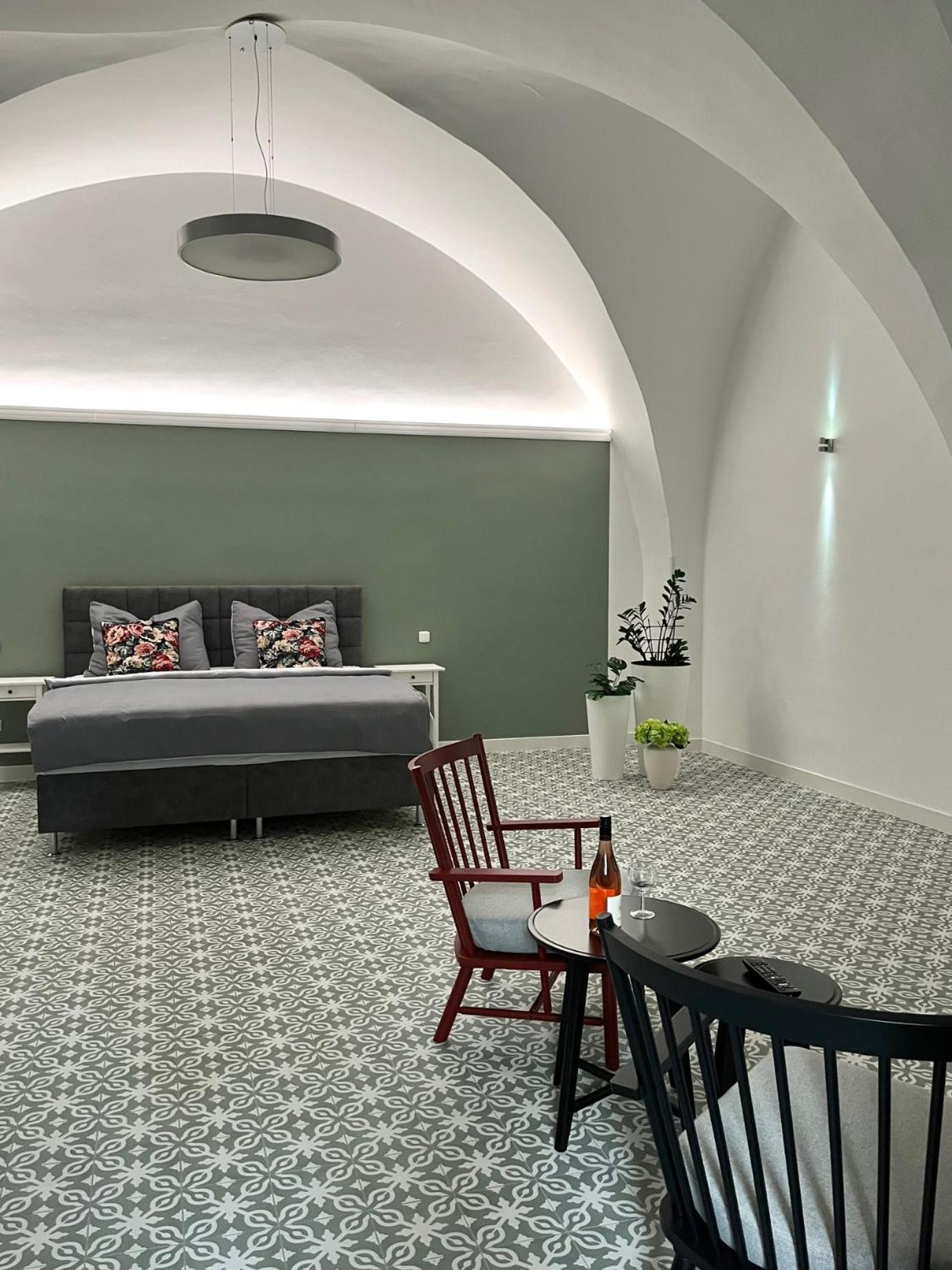 Palác Daun - Studio Apartments Znojmo Esterno foto